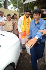 Abhishek Bachchan visits Siddhivinayak Temple, Mumbai on July 20, 2016 (7)_578fb38d8bf3a.JPG