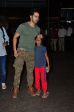 Varun Dhawan snapped at airport on 19th July 2016 (55)_578f14ce67a72.JPG