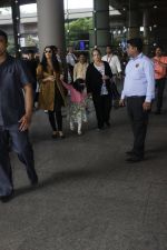 Aishwarya Rai Bachchan with daughter Aaradhya at aiport on 21 July 2016 (3)_5790ec219c933.JPG