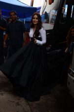 Kareena Kapoor Khan is snapped at shooting for an advertisement in Mumbai on July 20, 2016 (7)_579050ff01ce0.JPG