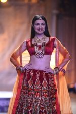 Divya Khosla Walks For Reynu Taandon at the FDCI India Couture Week 2016 (9)_57922c53ee950.JPG