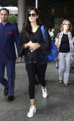Katrina Kaif snapped at airport with mom on 22nd July 2016 (1)_5791d49ac10db.JPG