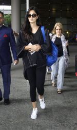 Katrina Kaif snapped at airport with mom on 22nd July 2016 (5)_5791d49e3dde5.JPG