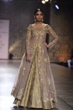 Model walks the ramp for Rimple and Harpreet Narula at the FDCI India Couture Week 2016 on 22 July 2016 (12)_57922e628e446.JPG