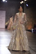 Model walks the ramp for Rimple and Harpreet Narula at the FDCI India Couture Week 2016 on 22 July 2016 (14)_57922e648253c.JPG