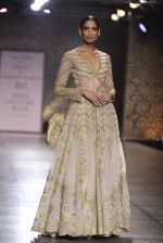 Model walks the ramp for Rimple and Harpreet Narula at the FDCI India Couture Week 2016 on 22 July 2016 (17)_57922e675b2a1.JPG