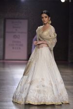 Model walks the ramp for Rimple and Harpreet Narula at the FDCI India Couture Week 2016 on 22 July 2016 (3)_57922e5aec7bb.JPG