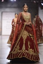 Model walks the ramp for Rimple and Harpreet Narula at the FDCI India Couture Week 2016 on 22 July 2016 (43)_57922e79cc9af.JPG
