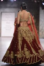 Model walks the ramp for Rimple and Harpreet Narula at the FDCI India Couture Week 2016 on 22 July 2016 (45)_57922e7b1a66e.JPG