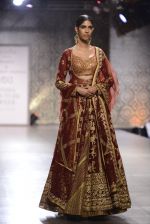 Model walks the ramp for Rimple and Harpreet Narula at the FDCI India Couture Week 2016 on 22 July 2016 (46)_57922e7bcd873.JPG