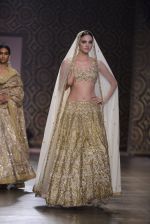 Model walks the ramp for Rimple and Harpreet Narula at the FDCI India Couture Week 2016 on 22 July 2016 (6)_57922e5da1cd5.JPG