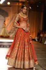 Models Walk the ramp for Reynu Taandon at the FDCI India Couture Week 2016 (15)_57922bdc69dc8.JPG
