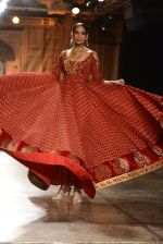 Models Walk the ramp for Reynu Taandon at the FDCI India Couture Week 2016 (21)_57922be0e9bd7.JPG