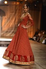Models Walk the ramp for Reynu Taandon at the FDCI India Couture Week 2016 (22)_57922be18b3ce.JPG
