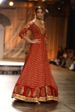 Models Walk the ramp for Reynu Taandon at the FDCI India Couture Week 2016 (23)_57922be243108.JPG