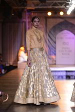 Models Walk the ramp for Reynu Taandon at the FDCI India Couture Week 2016 (3)_57922bd19d133.JPG