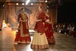 Models Walk the ramp for Reynu Taandon at the FDCI India Couture Week 2016 (30)_57922be6c8ff5.JPG