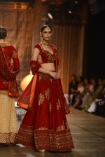 Models Walk the ramp for Reynu Taandon at the FDCI India Couture Week 2016 (31)_57922be75fcc0.JPG
