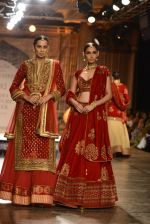 Models Walk the ramp for Reynu Taandon at the FDCI India Couture Week 2016 (34)_57922bea0d448.JPG