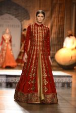 Models Walk the ramp for Reynu Taandon at the FDCI India Couture Week 2016 (36)_57922beb5ef63.JPG