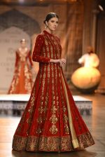 Models Walk the ramp for Reynu Taandon at the FDCI India Couture Week 2016 (37)_57922bec10593.JPG