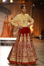 Models Walk the ramp for Reynu Taandon at the FDCI India Couture Week 2016 (44)_57922bf11bfaa.JPG