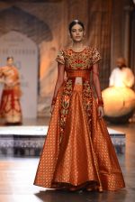 Models Walk the ramp for Reynu Taandon at the FDCI India Couture Week 2016 (46)_57922bf259d83.JPG