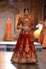 Models Walk the ramp for Reynu Taandon at the FDCI India Couture Week 2016 (49)_57922bf432c71.JPG