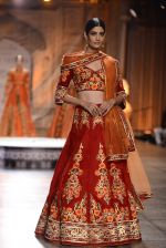 Models Walk the ramp for Reynu Taandon at the FDCI India Couture Week 2016 (50)_57922bf5632ef.JPG