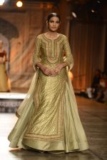 Models Walk the ramp for Reynu Taandon at the FDCI India Couture Week 2016 (6)_57922bd4b57cf.JPG