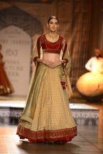 Models Walk the ramp for Reynu Taandon at the FDCI India Couture Week 2016 (9)_57922bd74a33f.JPG