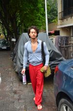 Tiger Shroff snapped outside his gym on 21st July 2016 (4)_5791de50989be.JPG