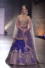 Yami Gautam walks the ramp for Rimple and Harpreet Narula at the FDCI India Couture Week 2016 on 22 July 2016 (5)_57922e878bb94.JPG