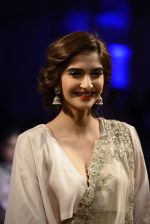Sonam Kapoor during Anamika Khanna showcase When Time Stood Still at the FDCI India Couture Week 2016 on 22 July 2016 (14)_57932391ad29d.JPG