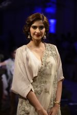 Sonam Kapoor during Anamika Khanna showcase When Time Stood Still at the FDCI India Couture Week 2016 on 22 July 2016 (16)_579323938a731.JPG