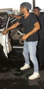 Sushant Singh Rajput At Airport on 22nd July 2016 (2)_579350e9493e0.JPG