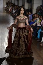 Kangana Ranaut walks for Manav Gangwani latest collection Begum-e-Jannat at the FDCI India Couture Week 2016 on 24 July 2016 (2)_5794c79ea5589.JPG