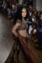 Kangana Ranaut walks for Manav Gangwani latest collection Begum-e-Jannat at the FDCI India Couture Week 2016 on 24 July 2016 (11)_57961f866261a.JPG