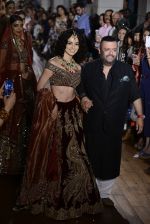 Kangana Ranaut walks for Manav Gangwani latest collection Begum-e-Jannat at the FDCI India Couture Week 2016 on 24 July 2016 (30)_57961fa4eccc5.JPG