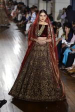 Model walks for Manav Gangwani latest collection Begum-e-Jannat at the FDCI India Couture Week 2016 on 24 July 2016 (173)_57961b8684681.JPG