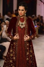Models walk the ramp displaying Rohit Bal_s latest collection Kehkashaan at the India Couture Week 2016 on July 24, 2016 (116)_5796224f4b00d.JPG