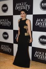 Karisma Kapoor at Vogue Beauty Awards 2016 on 27th July 2016 (54)_579988bd9ca2e.JPG