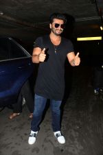 Arjun kapoor landed from london in Mumbai airport on 30th July 2016 (4)_579d9f935c074.jpg