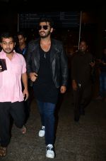 Arjun kapoor landed from london in Mumbai airport on 30th July 2016 (6)_579d9c97c3039.jpg