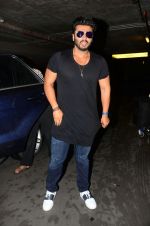 Arjun kapoor landed from london in Mumbai airport on 30th July 2016 (8)_579d9c8422a18.jpg