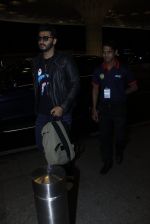 Arjun Kapoor snapped at the airport on 1st Aug 2016 (16)_579ec07319568.JPG