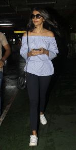 Pooja Hegde snapped at airport on 1st Aug 2016 (3)_57a021235f5eb.JPG