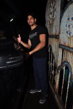 Sidharth Malhotra with Dream Team cast snapped post rehearsals on 3rd Aug 2016 (33)_57a2c2e0eca94.JPG