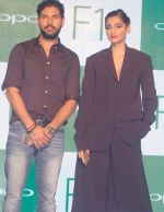 Sonam Kapoor, Yuvraj Singh at Oppo F1s mobile launch in Mumbai on 3rd Aug 2016 (35)_57a2b703b3053.jpg