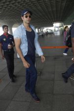 Hrithik Roshan snapped at airport on 4th Aug 2016 (12)_57a440a99b31a.JPG